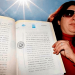 Mulher que casou com boneco de pano revelou agora estar grávida