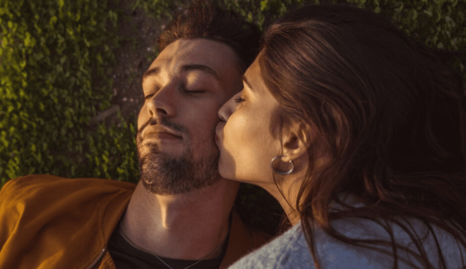 8 atitudes que os homens têm apenas para a mulher que amam- Imagem via Freepik