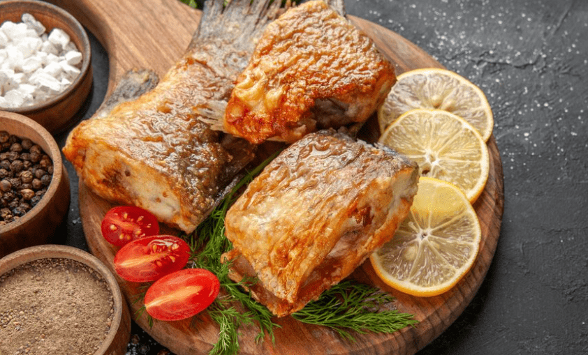 Delicioso peixe frito crocante - Imagem via KamranAydinov no Freepik