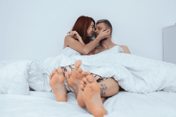 9 Partes do corpo que homens adoram receber carinho - Imagem via teksomolika no Freepik