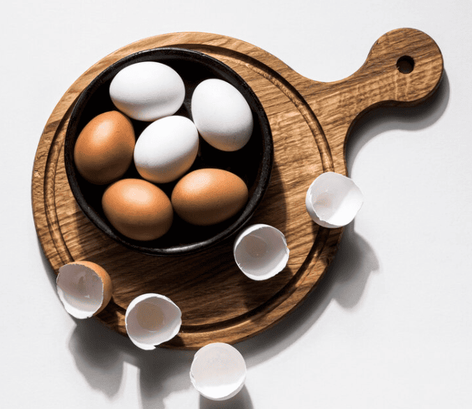 Como identificar um ovo estragado - Imagem via Freepik