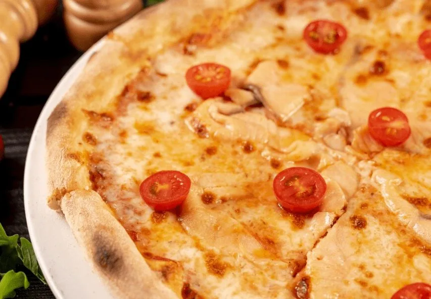 Pizza com borda recheada - Imagem via Freepik