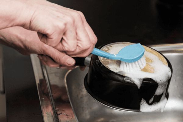 Como limpar panela queimada - Imagem via Freepik