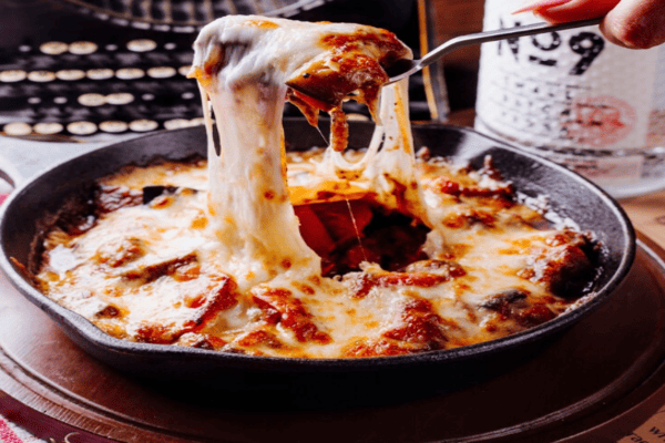 Macarrão Gratinado com Carne Moída - Imagem via azerbaijan_stockers no Freepik