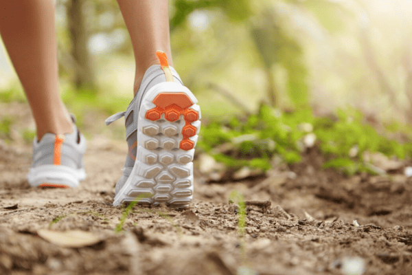 Como emagrecer fazendo caminhada - Imagem via wayhomestudio no Freepik