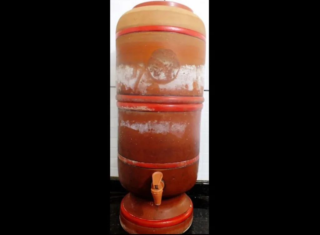 Filtro de Barro com uma camada branca em seu exterior - Imagem via Facebook