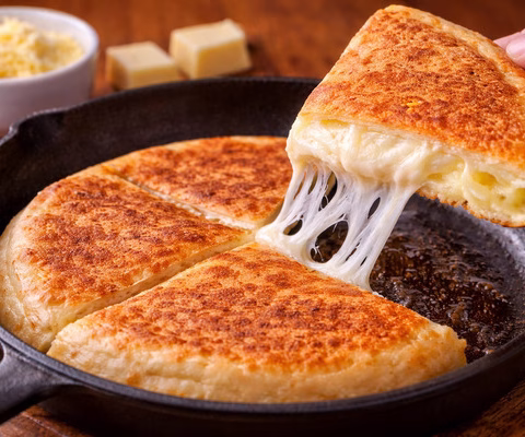 pão de queijo de frigideira recheado - Imagem via Chatgpt