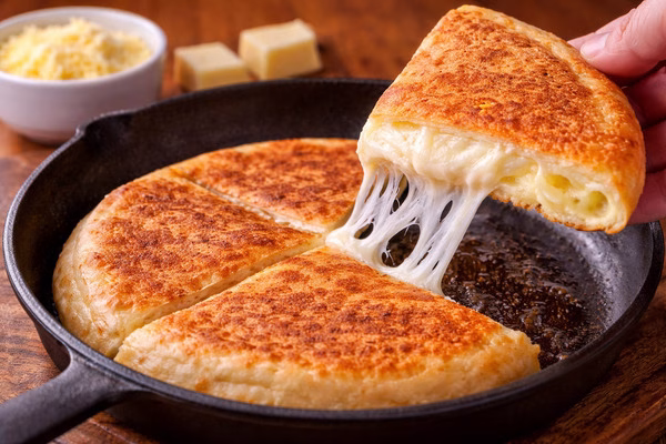 pão de queijo de frigideira recheado - Imagem via Chatgpt